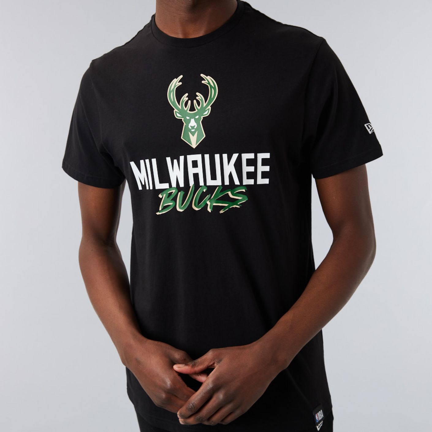 New Era T-Shirt Milwaukee Bucks NBA Script Nera