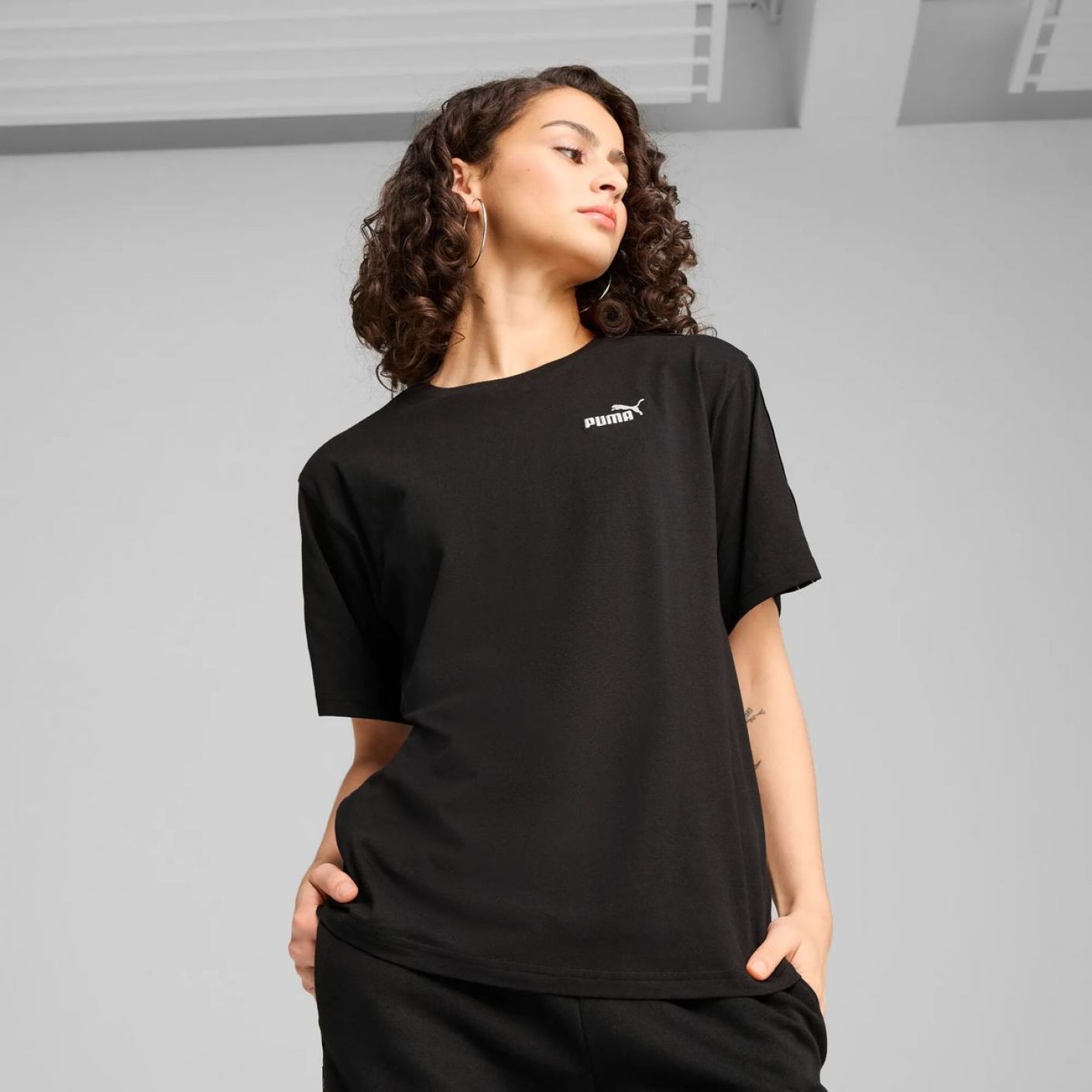 Puma T-Shirt Ess Tape Relaxed Nera da Donna