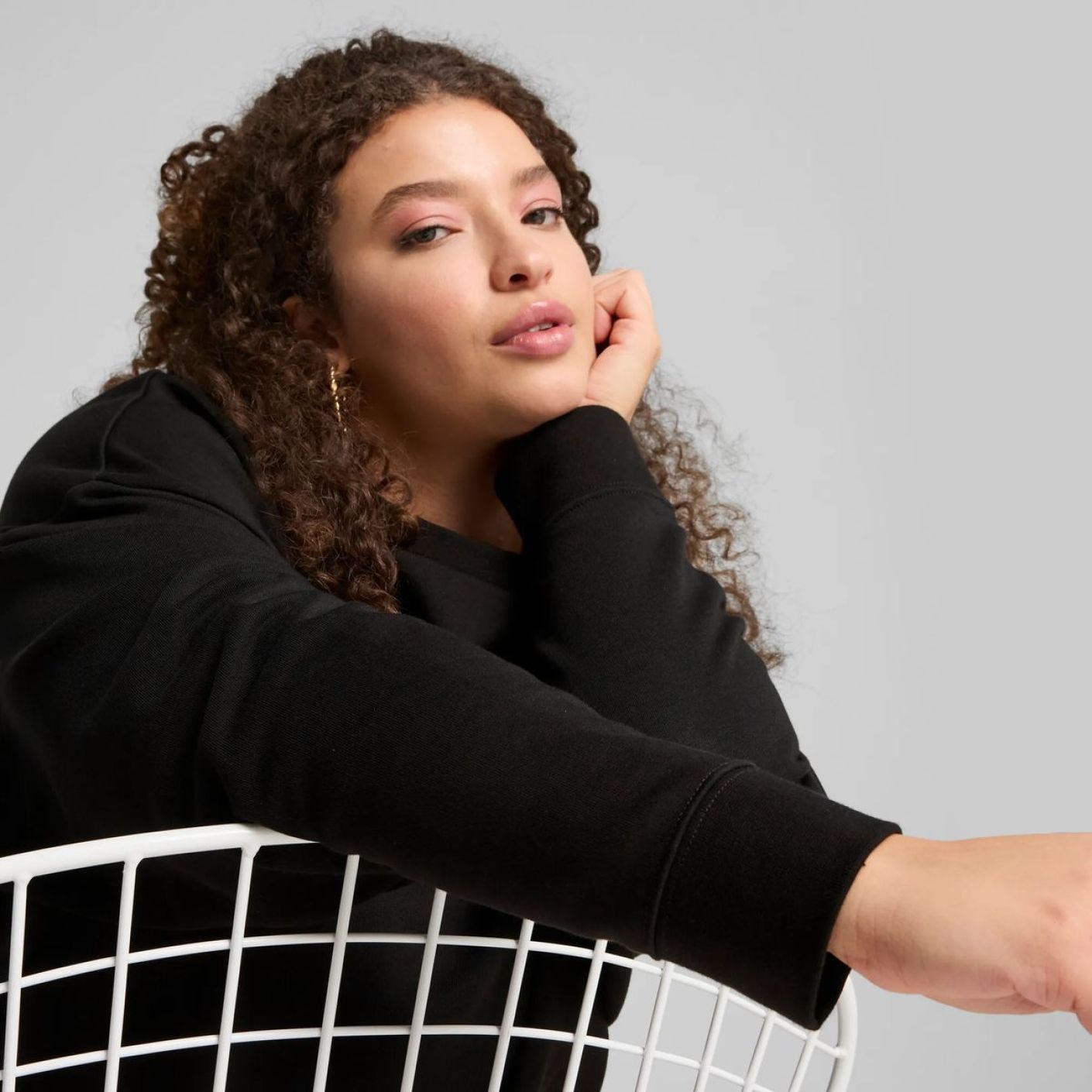 Puma Herren Ess N.1 Relaxed Crewneck Sweatshirt mit kleinem Logo in Schwarz