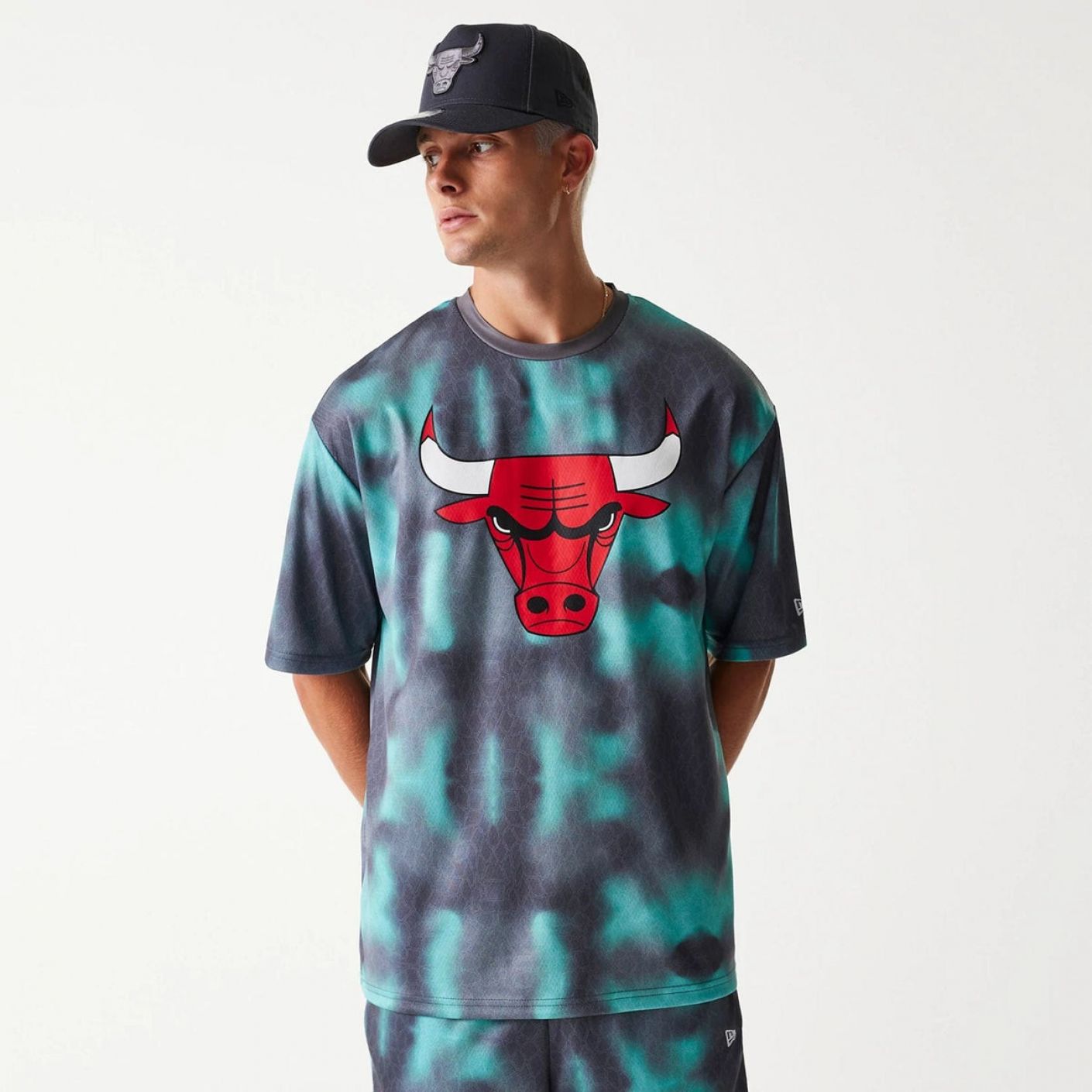 New Era T-Shirt Chicago Bulls NBA All Over Print Green Oversize da Uomo