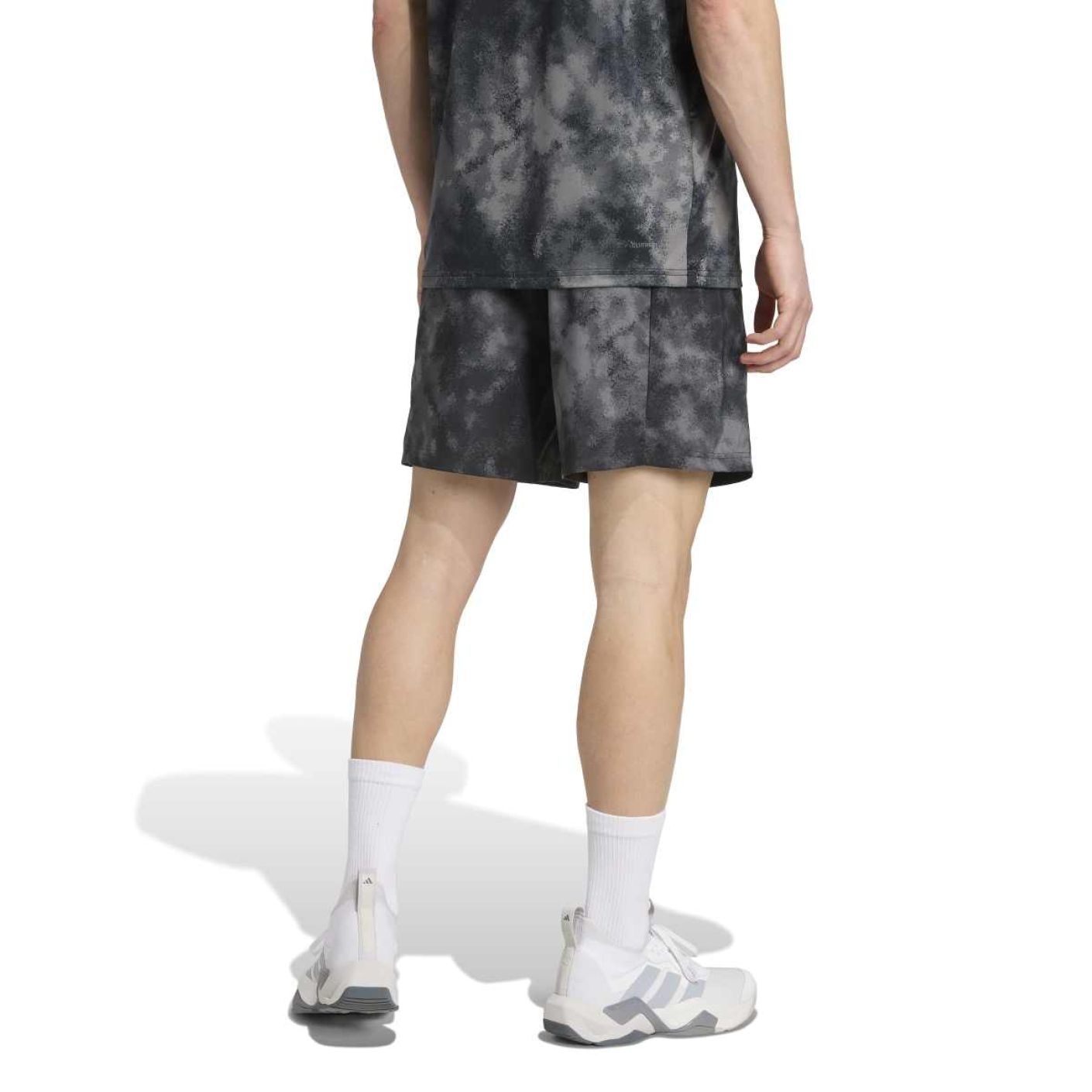 Adidas Pantaloncini Train Essential mit Camouflage-Druck in Grau für Herren