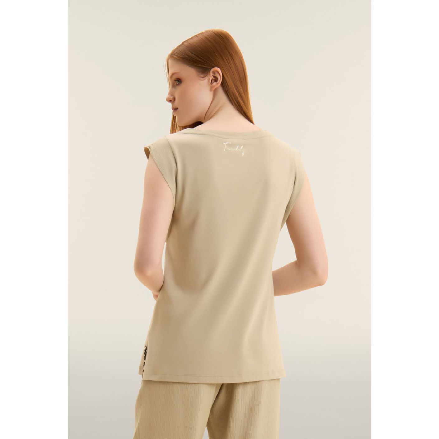 Freddy T-Shirt con maniche in tesssuto Crinkle e scritta gioiello Abbey Stone da Donna