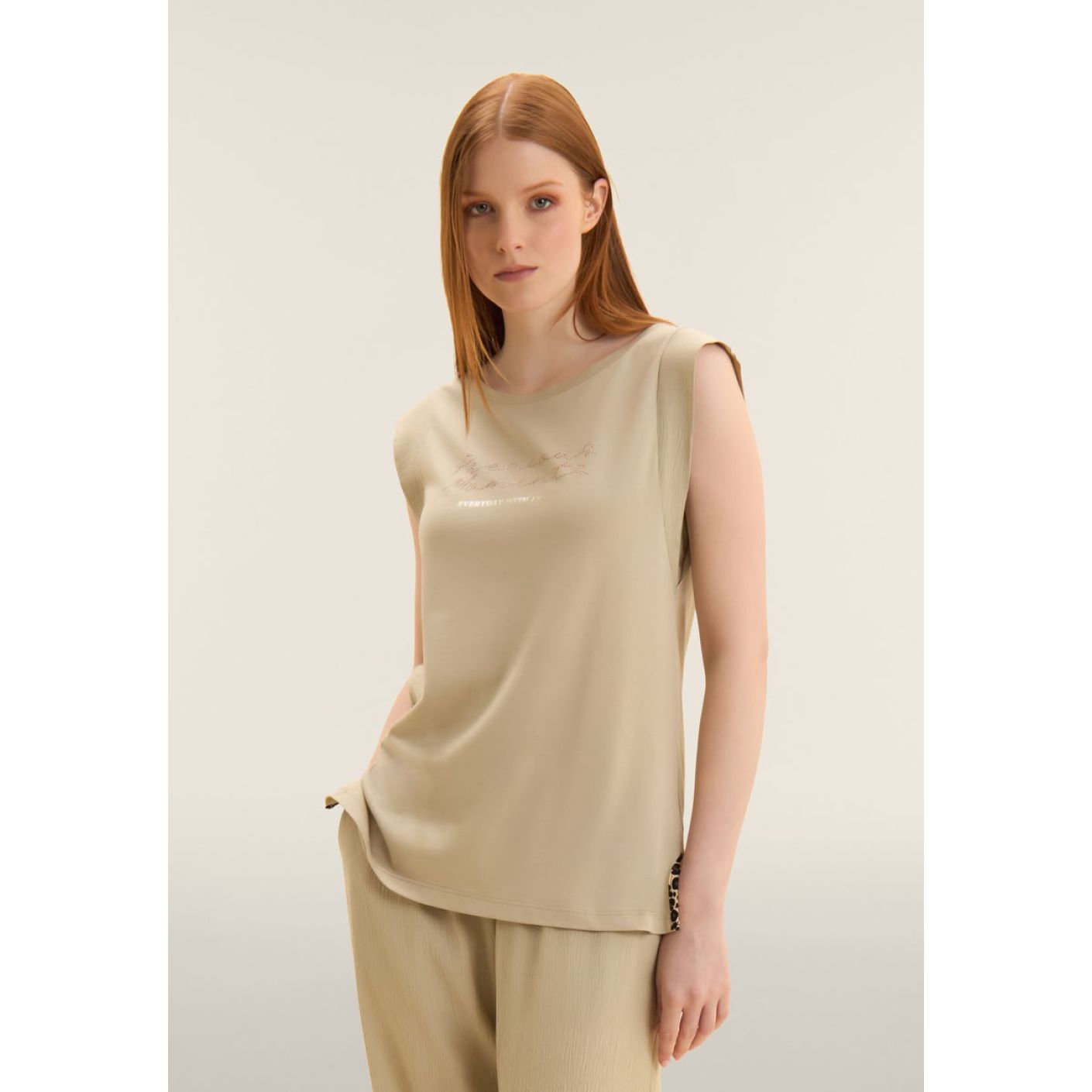 Freddy T-Shirt con maniche in tesssuto Crinkle e scritta gioiello Abbey Stone da Donna